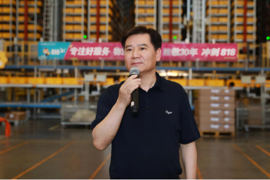 818张近东一线谈服务:要让用户“占便宜” 不让员工“受委屈”