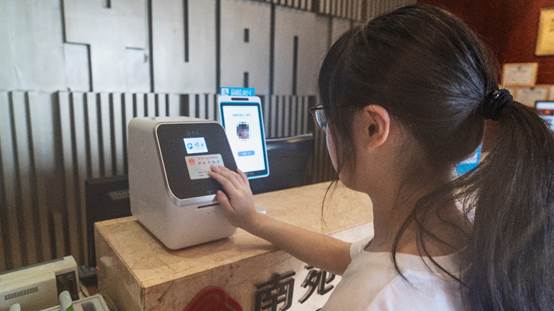 ＂数字酒店＂推安心防疫新能力：超400家杭州酒店率先落地自助入住机