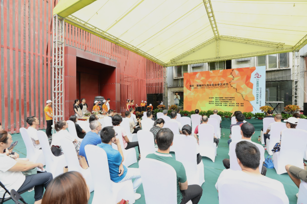 独立策展人夏布女诗画家田？加的跨界艺术展之“九龙半岛全季艺术节”