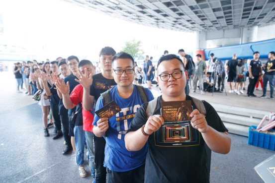 iQOO Pro线下首销遭疯狂抢购背后:5G终端普及化现象初现(图3) iQOO Pro线下首销遭疯狂抢购背后:5G终端普及化现象初现(图3)
