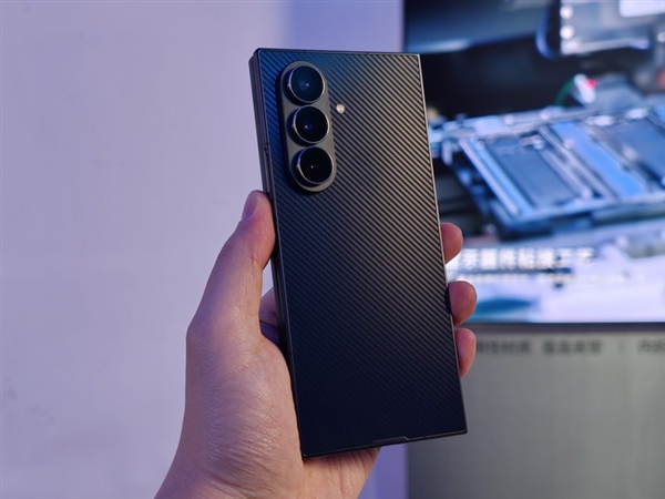 G形三折叠史上首款！三星Galaxy Z TriFold上手(图4)