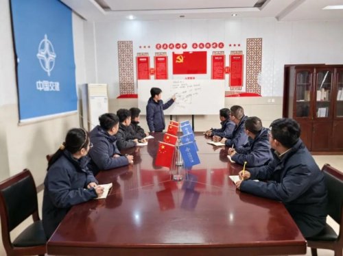 锡宜高速二标项目工人夜校:党代会精神融入施工一线(图2) 从“听不懂”到“用得好”中交一公局集团二次党代会精神落工地(图2)