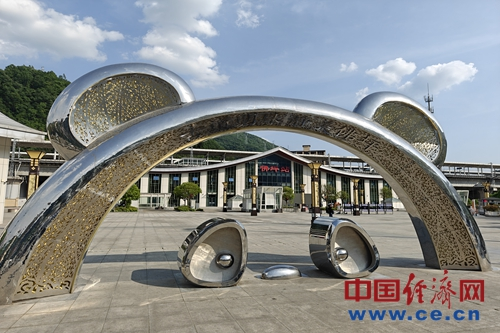 【发现最美铁路】打破交通瓶颈 西成高铁开启“熊猫第一县”经济发展引擎(图2)